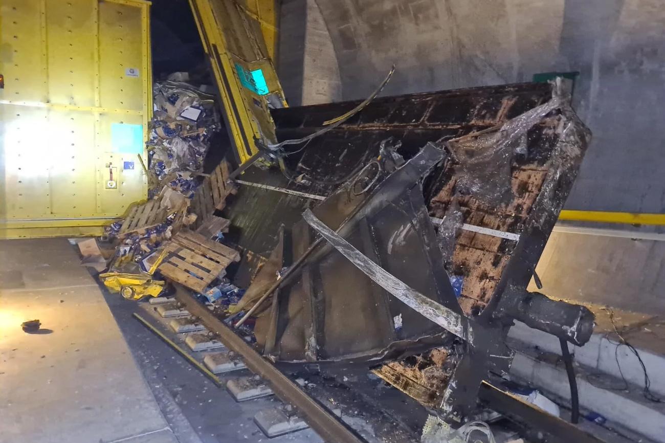 Un train a déraillé à haute vitesse et totalement enfoncé la porte de changement de tube du tunnel du Gothard, le 10 août 2023. [Keystone/Handout/CFF]