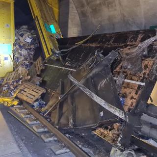 Un train a déraillé à haute vitesse et totalement enfoncé la porte de changement de tube du tunnel du Gothard, le 10 août 2023. [Keystone/Handout/CFF]