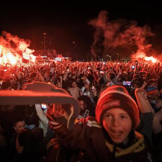 Les fans de Genève en feu devant la patinoire des Vernets après la victoire de leur équipe face à Bienne. [Keystone - Valentin Flauraud]