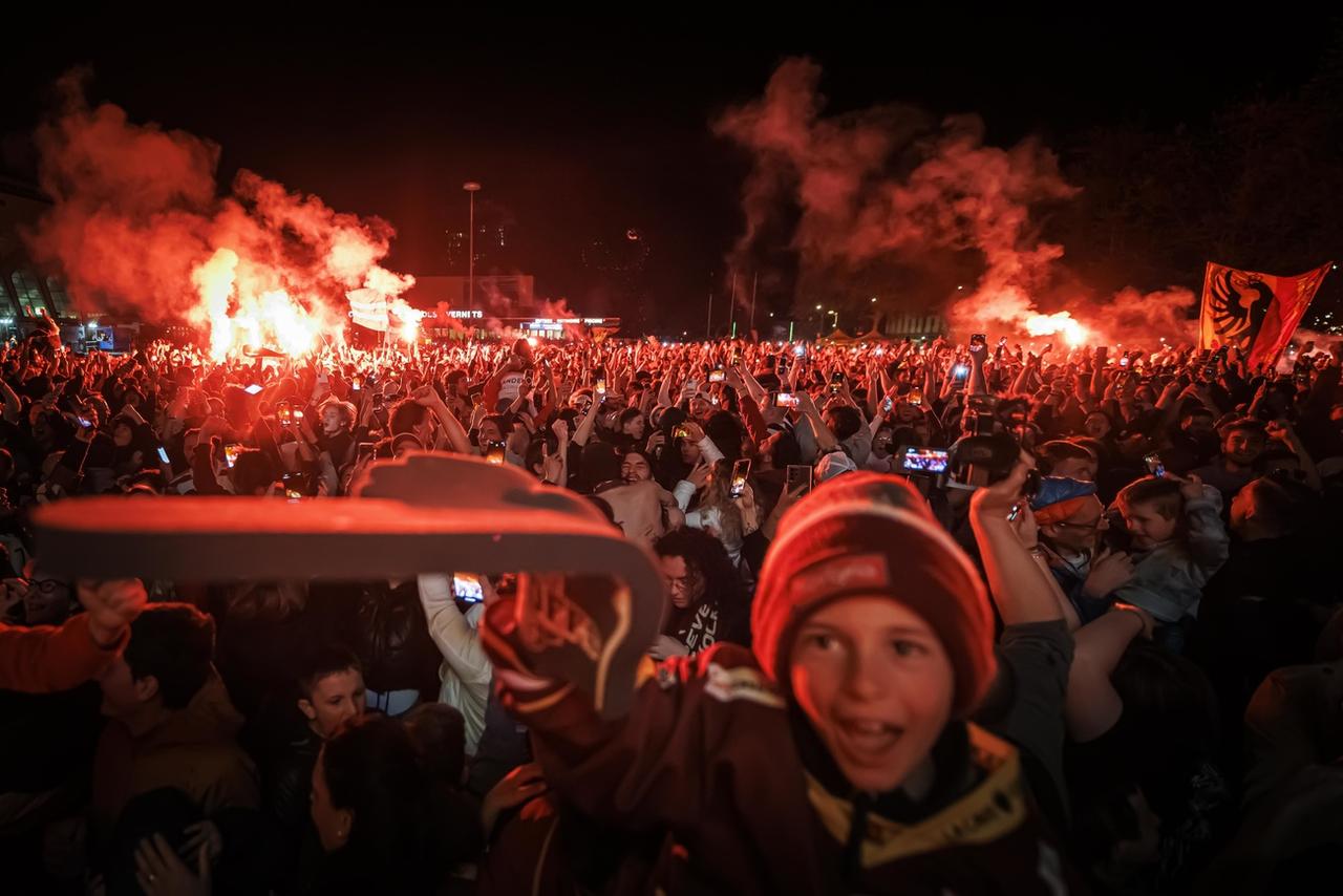 Les fans de Genève en feu devant la patinoire des Vernets après la victoire de leur équipe face à Bienne. [Keystone - Valentin Flauraud]