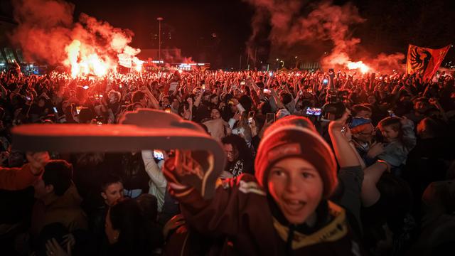 Les fans de Genève en feu devant la patinoire des Vernets après la victoire de leur équipe face à Bienne. [Keystone - Valentin Flauraud]