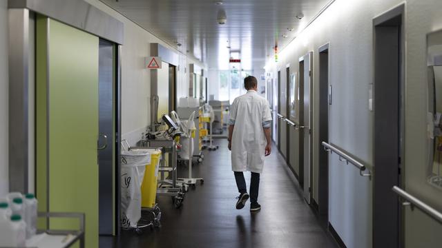 Un médecin du service de néphrologie marche dans le couloir du Centre hospitalier universitaire vaudois (CHUV), lundi 22 août 2022, à Lausanne (image d'illustration). [KEYSTONE - Gaetan Bally]