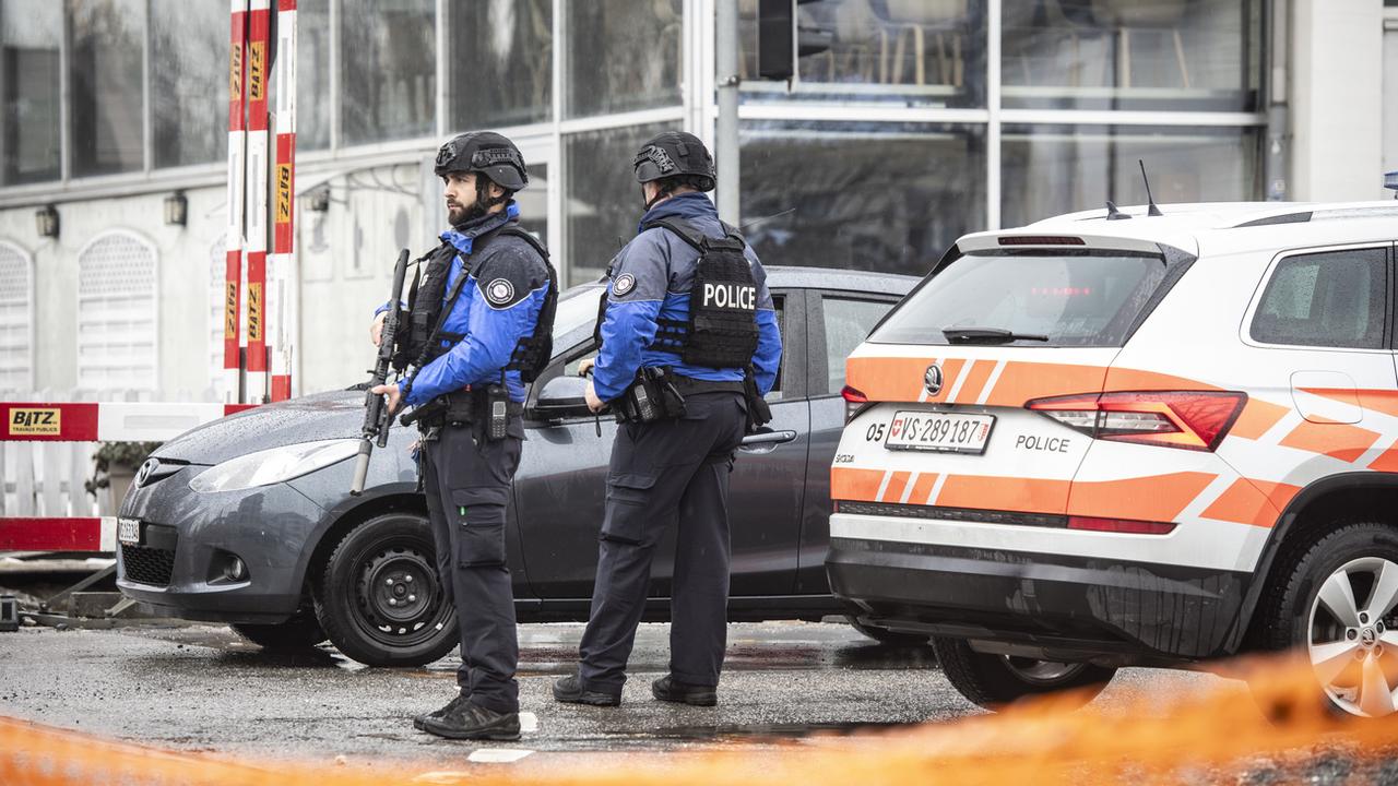 Lundi matin un homme a tué deux personnes et en a blessé une troisième avec une arme à Sion. [Keystone - Louis Dasselborne]