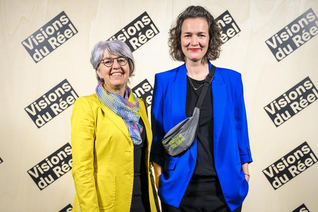 La conseillère fédérale Elisabeth Baume-Schneider et la directrice artistique de Visions du Réel Emilie Bujès avant la cérémonie d'ouverture du festival international de cinéma documentaire au Théâtre de Marens, vendredi 21 avril 2023, à Nyon. [Keystone - Jean-Christophe Bott]