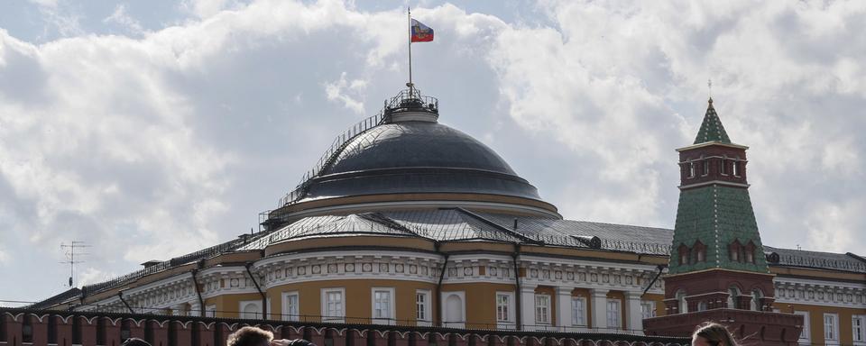 Des personnes se tiennent près du Kremlin à Moscou le 3 mai 2023. [Keystone - EPA/YURI KOCHETKOV]