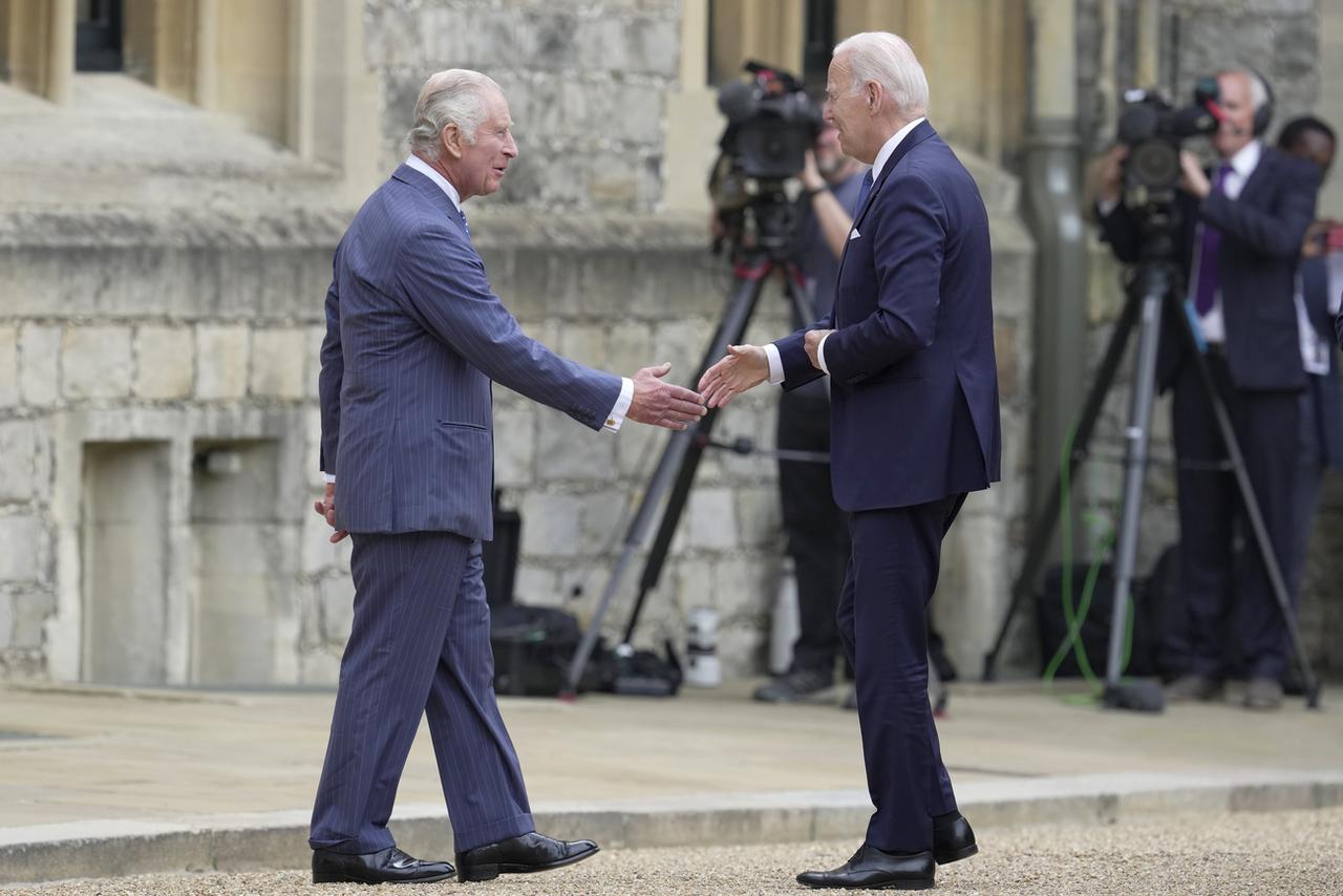 Charles III et Joe Biden se sont rencontrés au château de Windsor. [Keystone - AP Photo/Kin Cheung, Pool]