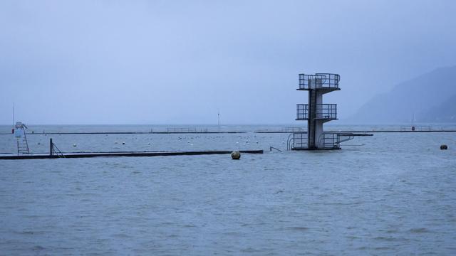 Après les intempéries, le niveau des cours d'eau romands est critique, mais sous contrôle. [Keystone - Peter Klaunzer]