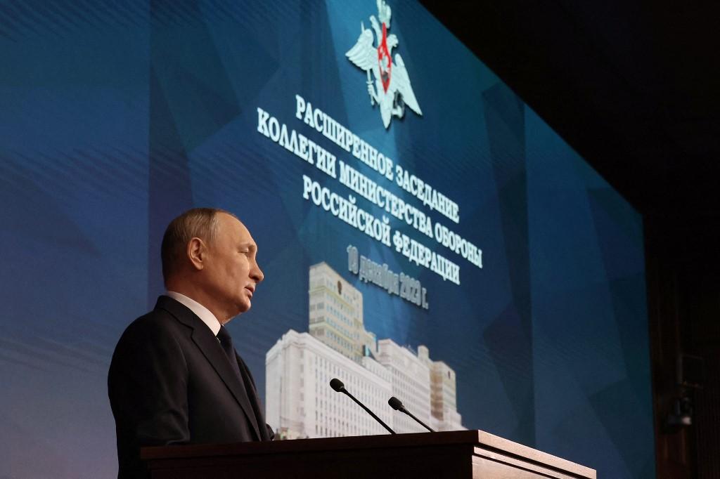 Le président russe Vladimir Poutine prononce un discours lors d'une réunion élargie du conseil du ministère russe de la Défense au Centre de contrôle de la défense nationale à Moscou, le 19 décembre 2023. [AFP - MIKHAIL KLIMENTYEV]