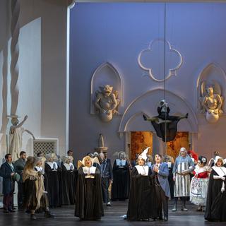 Julia Deit-Ferrand (à gauche) dans le rôle de Brigitte dans "Le domino noir" sur la scène de l'Opéra de Lausanne. [Opéra de Lausanne - Jean Guy Python]