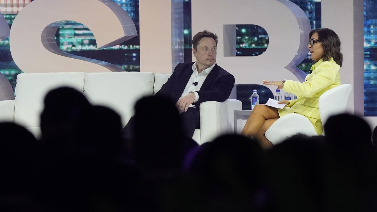 Elon Musk et Linda Yaccarino, en avril 2023 lors d'une conférence sur le marketing. [AP/Keystone - Rebecca Blackwell]