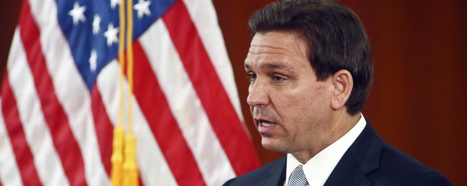 Devant le Parlement de Floride, Ron DeSantis déroule un programme pour 2024. [keystone - Phil Sears]