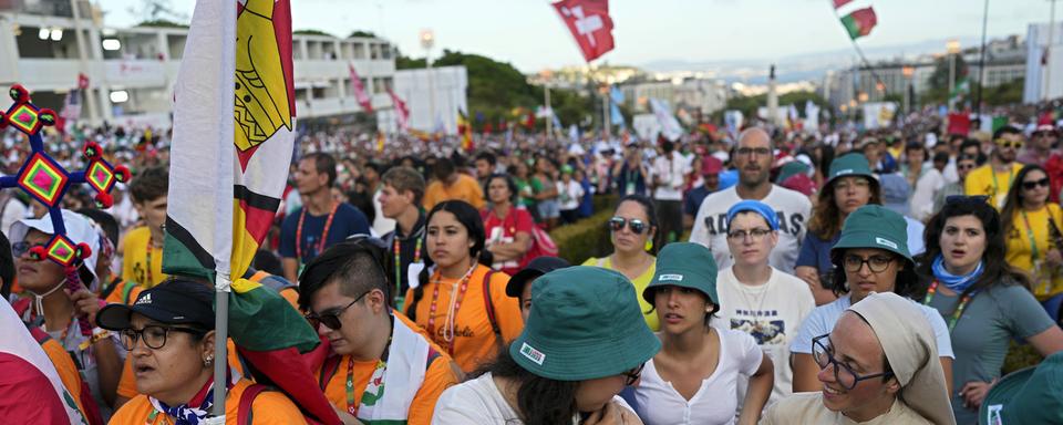 Des pèlerins suisses fêtent le 1er Août aux Journées mondiales de la jeunesse à Lisbonne. [Keystone - Armando Franca]