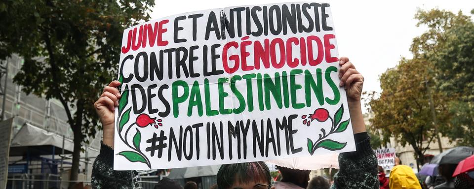 Des Français de confession juive ont participé à une manifestation à Paris pour protester contre le "génocide des Palestiniens". [EPA / Keystone - Mohammed Badra]