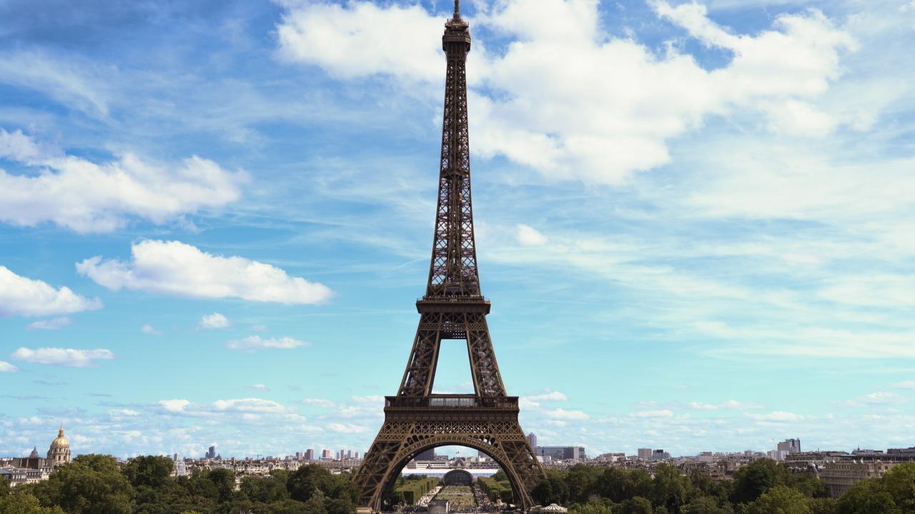 Ivres, deux touristes américains ont passé la nuit sur la Tour Eiffel. [KEYSTONE - EPA/MOHAMMED BADRA]