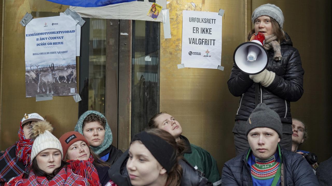 Greta Thunberg se joint aux militants samis qui bloquent les entrées du ministère du Pétrole et de l'Énergie à Oslo, en Norvège, lundi 27 février 2023. [Keystone - Ole Berg-Rusten / NTB Scanpix / AP Photo]