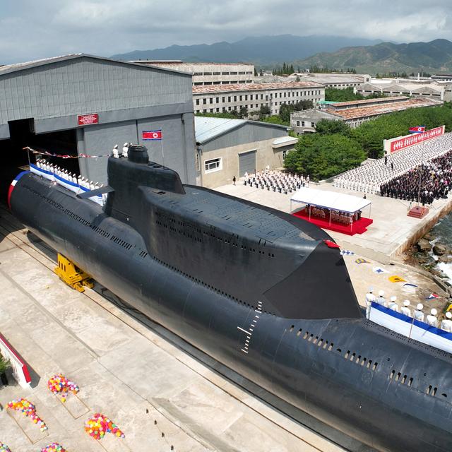 Une image du nouveau sous-marin nucléaire nord-coréen fournie par le média d'Etat KCNA. [KCNA via REUTERS]