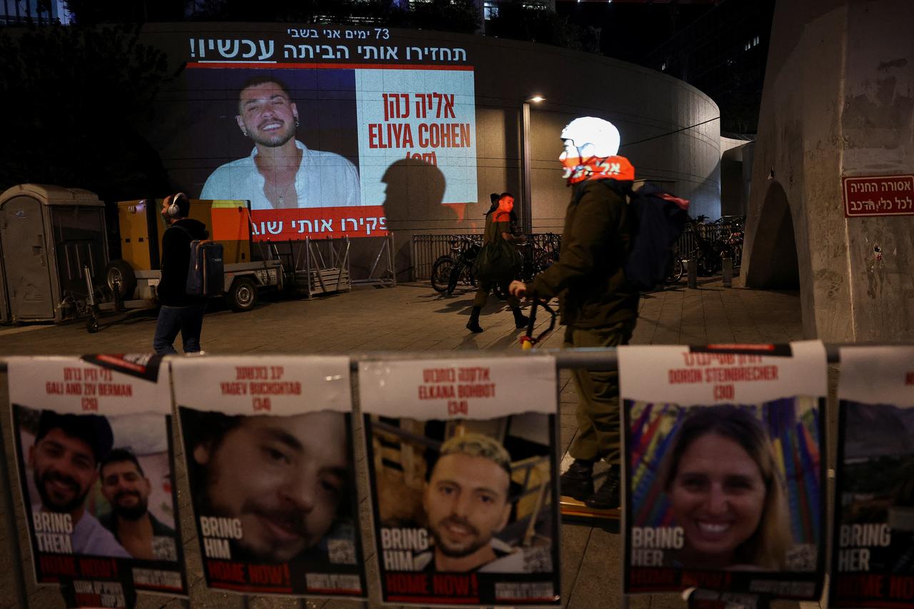 Des affichettes appelant à la libération d'otages détenus à Gaza. [Reuters - Violeta Santos Moura]