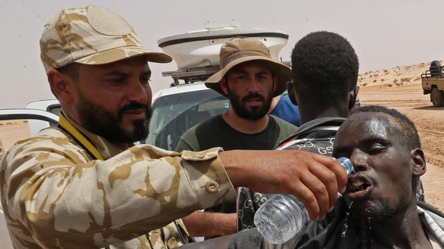 A bout de force, des migrants africains errent dans le désert entre la Tunisie et la Libye. [AFP - MAHMUD TURKIA]