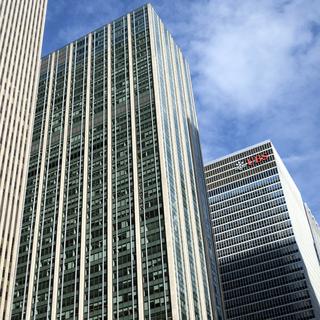 UBS, ici son bâtiment à New York, est encore plus "too big to fail" qu'avant son rachat de Credit Suisse. [Keystone - Laurent Gillieron]