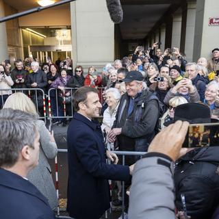 Emmanuel Macron devant le Palais Fédéral. [Keystone - EPA/Peter Schneider]