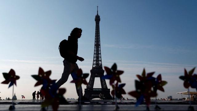 Des moulins à vent décoratifs installés par des militants de Glasgow Actions Team et 350.org sont vus sur la place du Trocadéro devant la Tour Eiffel pour accueillir les dirigeants mondiaux à la veille du Sommet pour un nouveau pacte financier mondial. [reuters - Gonzalo Fuentes]