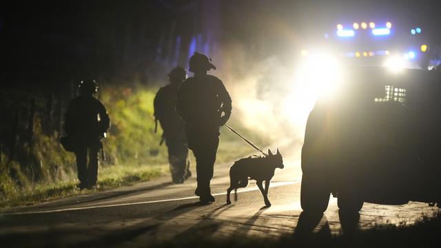 La traque de l'auteur de la fusillade continue dans l'Etat américain du Maine. [Keystone - Steven Senne]