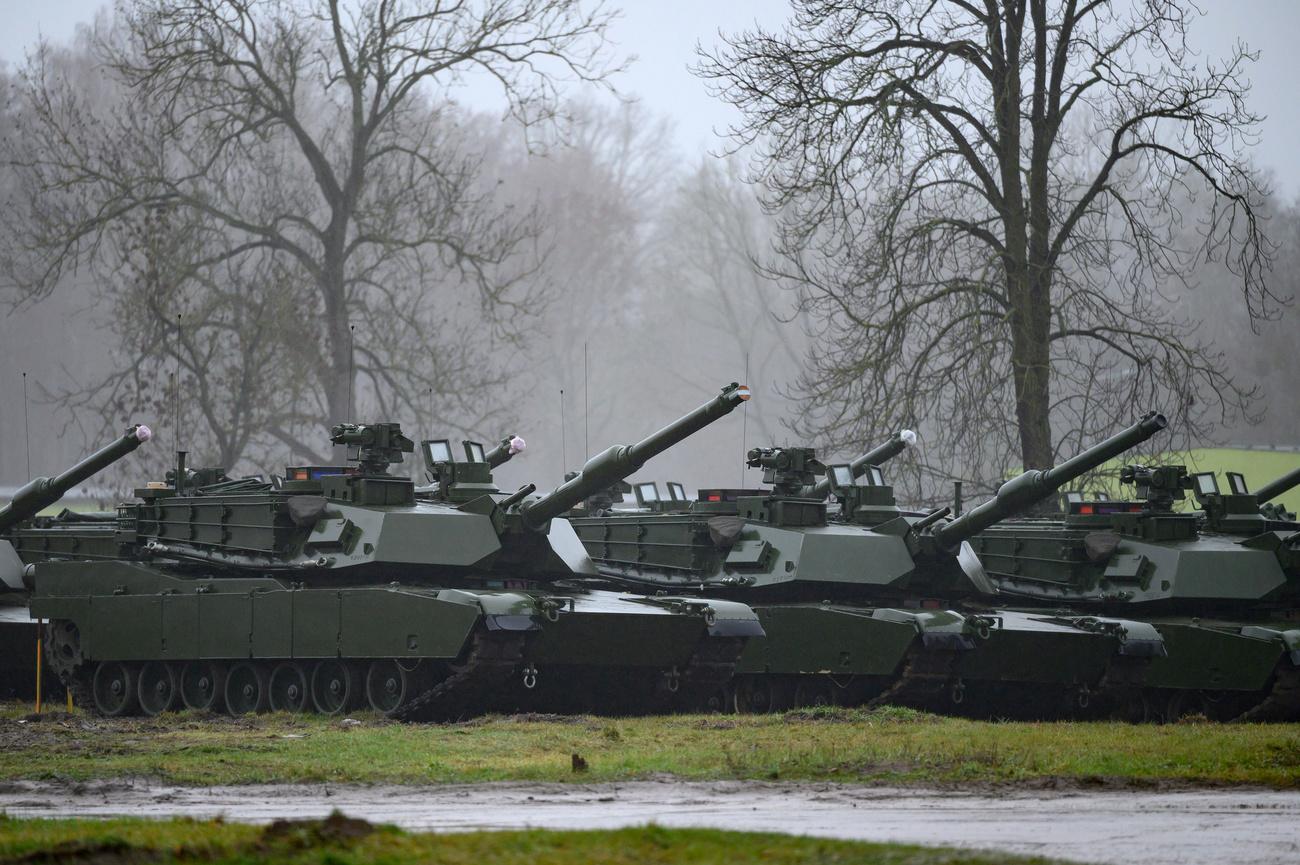 Après de longues tergiversations, Washington va livrer 31 chars Abrams à l'Ukraine. [Keystone - EPA/Jakub Kaczmarczyk]