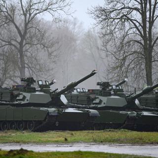 Après de longues tergiversations, Washington va livrer 31 chars Abrams à l'Ukraine. [Keystone - EPA/Jakub Kaczmarczyk]