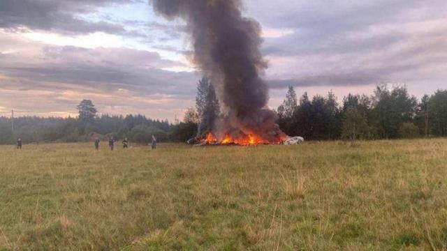 Vue du site après l'écrasement d'un jet privé transportant le chef de Wagner, Evguéni Prigojine, et d'autres passagers, dans la région de Tver, au nord-ouest de la Russie, le 23 août 2023. [AFP - Wagner Telegram Account / Anadolu Agency]