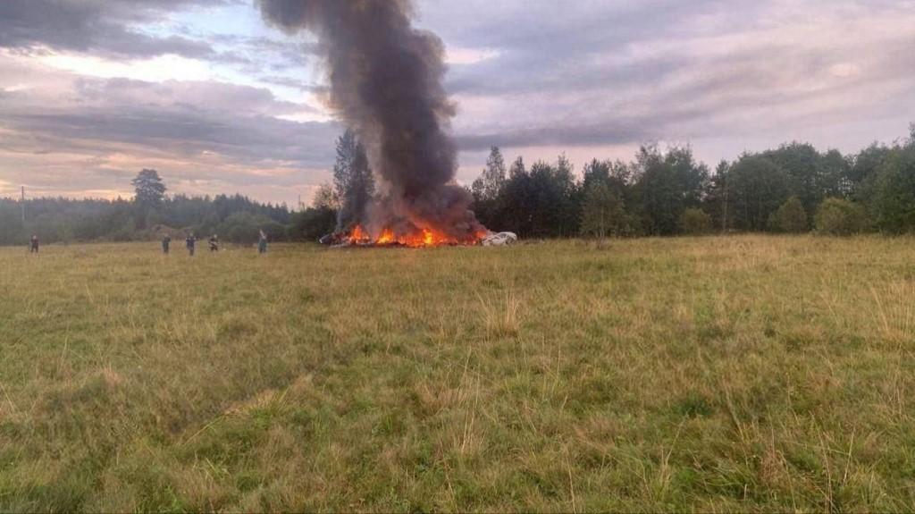 Vue du site après l'écrasement d'un jet privé transportant le chef de Wagner, Evguéni Prigojine, et d'autres passagers, dans la région de Tver, au nord-ouest de la Russie, le 23 août 2023. [AFP - Wagner Telegram Account / Anadolu Agency]