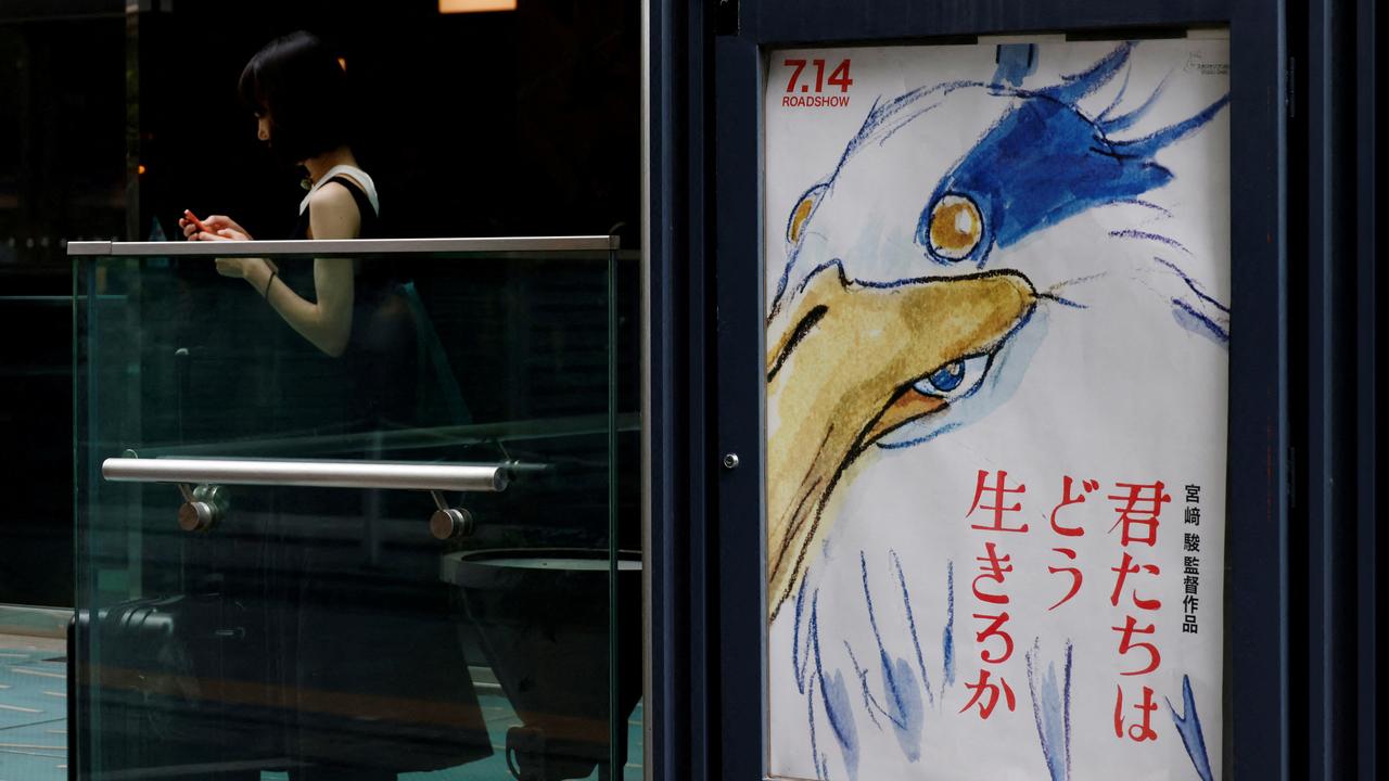 Une affiche du nouveau film de Hayao Miyazaki photographiée à l'extérieur d'un cinéma, à Tokyo. [reuters - Kim Kyung-Hoon]