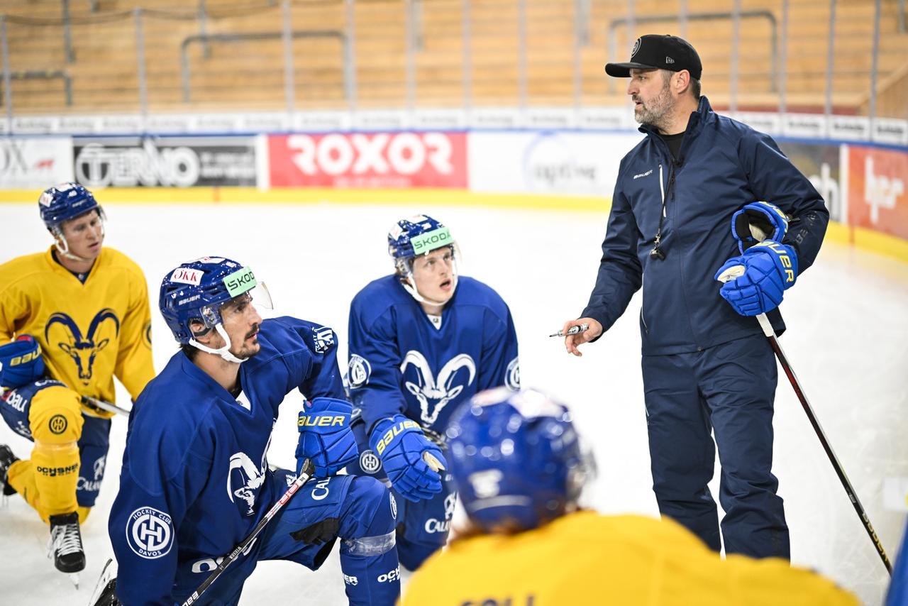 Josh Holden a dirigé cet été ses premiers entraînements en tant que coach principal du HC Davos. [KEYSTONE - Gian Ehrenzeller]