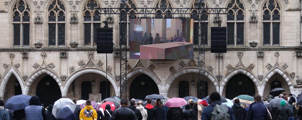 Les obsèques de l’enseignant Dominique Bernard en France. [Keystone - EPA/Mohammed Badra]