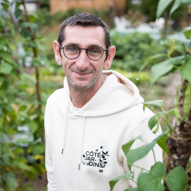 Guillaume Gomonet est un généreux volubile ! Ce professionnel, passionné jusqu’au bout du sécateur, aime partager avant tout. Joueur de champ, bon à tous les postes, il excelle sur les questions techniques, sur les roses et la pelouses. [Guillaume Perret]