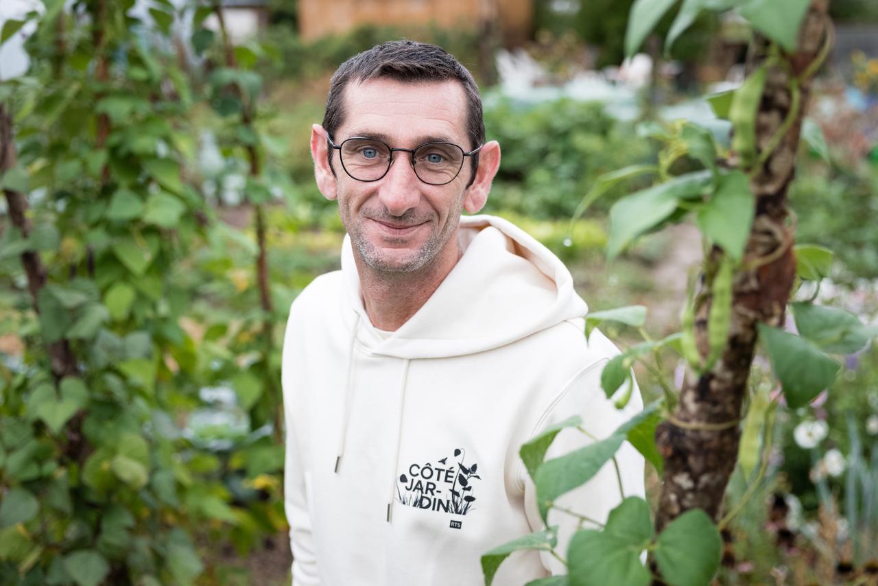 Guillaume Gomonet est un généreux volubile ! Ce professionnel, passionné jusqu’au bout du sécateur, aime partager avant tout. Joueur de champ, bon à tous les postes, il excelle sur les questions techniques, sur les roses et la pelouses. [Guillaume Perret]