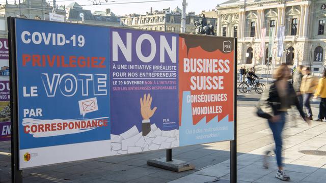 Des affiches de campagne lors de la votation sur la responsabilité des entreprises, le 14 novembre 2020. [Keystone - Martial Trezzini]