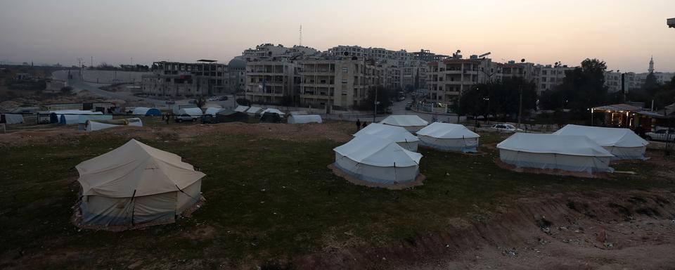 Des tentes ont été installées dans un parc  à Idlib en Syrie pour loger les rescapés du séisme. [Keystone - YAHYA NEMAH]