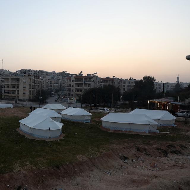 Des tentes ont été installées dans un parc  à Idlib en Syrie pour loger les rescapés du séisme. [Keystone - YAHYA NEMAH]