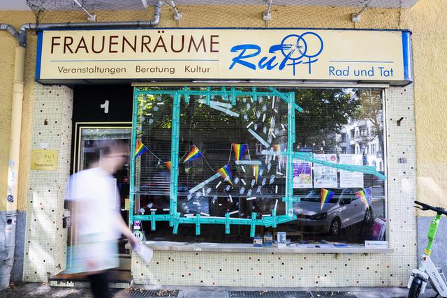 La vitrine d'une association lesbienne a été prise pour cible à Berlin, après le vandalisme sur le monument aux homosexuels victimes du nazisme. [DPA/Keystone - Christoph Soeder]