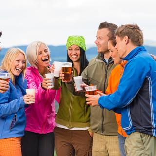 Un groupe de randonneurs savoure une bière après le sport. [Depositphotos - CandyBoxImages]