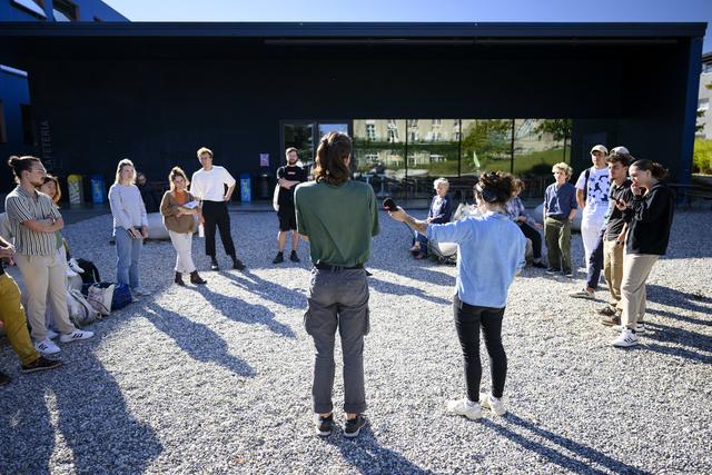 Le meeting de protestation sous forme de débat à l'école d'agrilogie de Marcelin (VD). [Keystone - Laurent Gillieron]