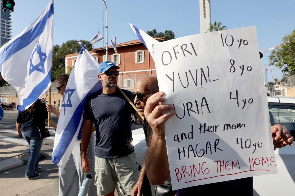 Des partisans et des membres des familles des otages israéliens capturés par le Hamas manifestent devant la base militaire israélienne de HaKirya, dans le centre de Tel Aviv, le 14 octobre 2023. [AFP - Gil Cohen-Magen]
