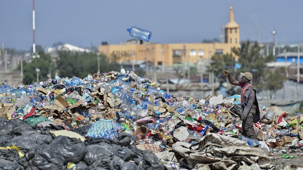 Début de négociations au Kenya pour adopter un traité contre la pollution plastique. [AFP - Tony Karumba]