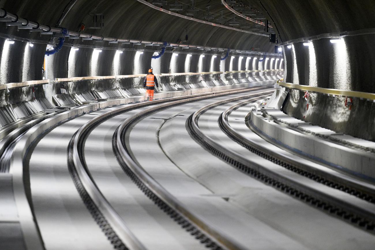 Un ouvrier marche dans le tunnel du LEB sous l'avenue d'Echallens, à Lausanne, lors de la fin des travaux, le jeudi 3 mars 2022. [Keystone - Laurent Gillieron]