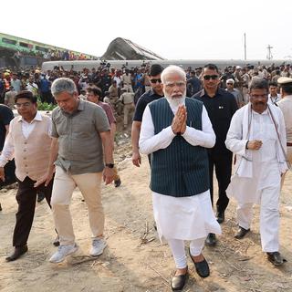 Narendra Modi, Premier ministre indien, s'est prononcé sur les lieux de l'accident ferroviaire le plus meurtrier de l'histoire de l'Inde. [EPA - INDIA PRESS INFORMATION BUREAU]