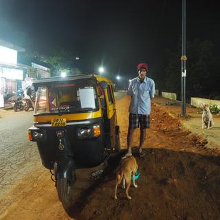 Jospeh nourrit les chiens errants de Goa. [RTS - Valentine Zenker]