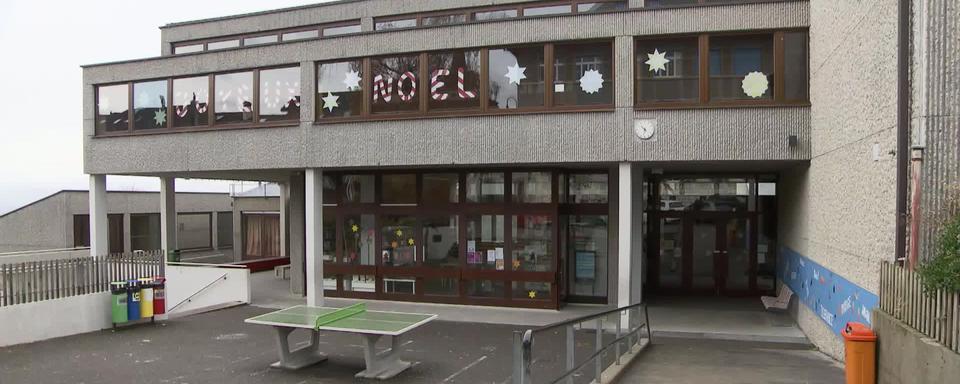 L'individu qui a semé la panique dans une école de Cortaillod (NE) sortait d'une clinique psychiatrique [RTS]