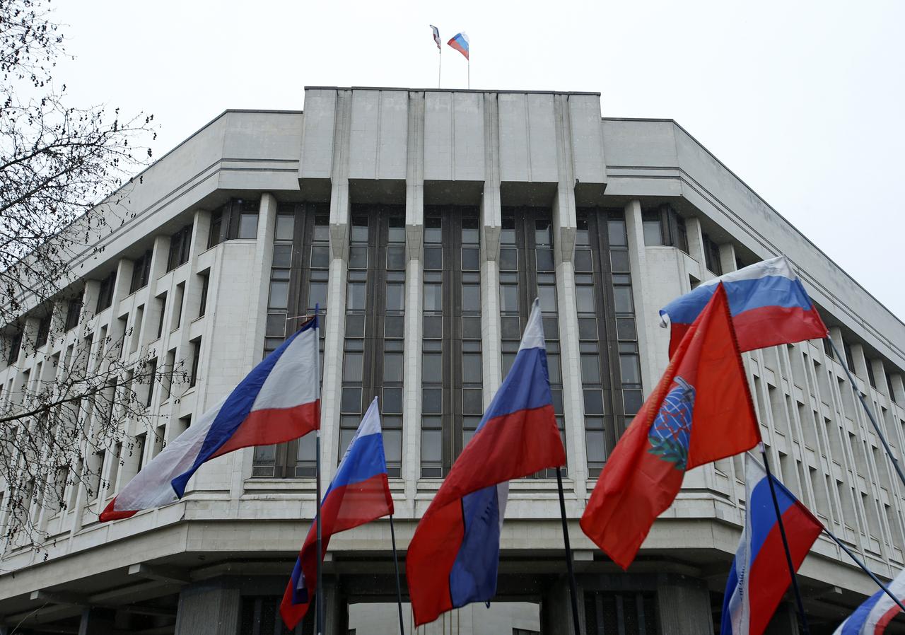 Des drapeaux russes flottent autour et au-dessus du Parlement de Simferopol, en Crimée, le 27 février 2014. [Reuters - David Mdzinarishvili]