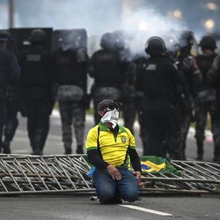 Un partisan de l'ancien président brésilien Jair Bolsonaro lors de l'invasion des lieux du pouvoir à Brasilia le 8 janvier 2023. [Keystone - EPA/ANDRE BORGES]
