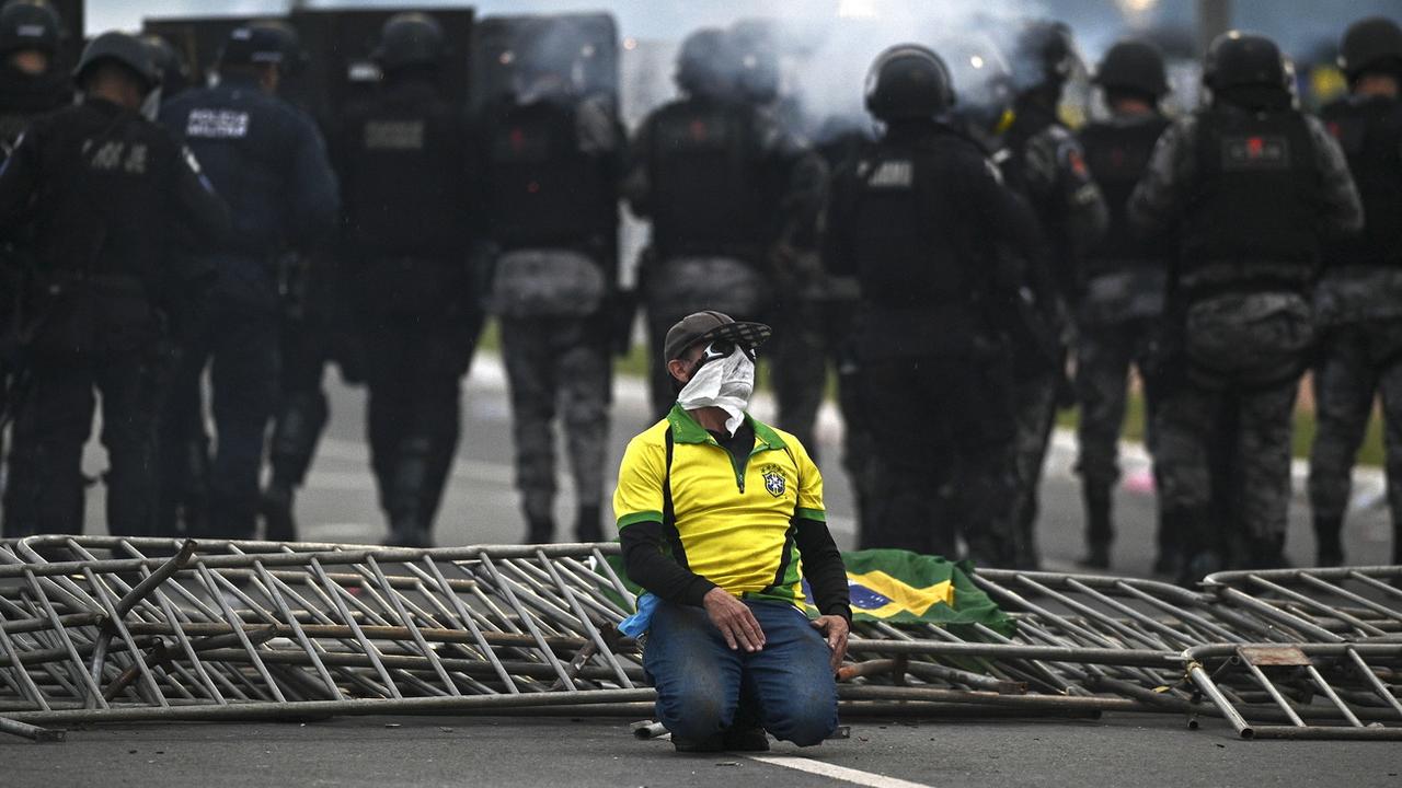 Un partisan de l'ancien président brésilien Jair Bolsonaro lors de l'invasion des lieux du pouvoir à Brasilia le 8 janvier 2023. [Keystone - EPA/ANDRE BORGES]